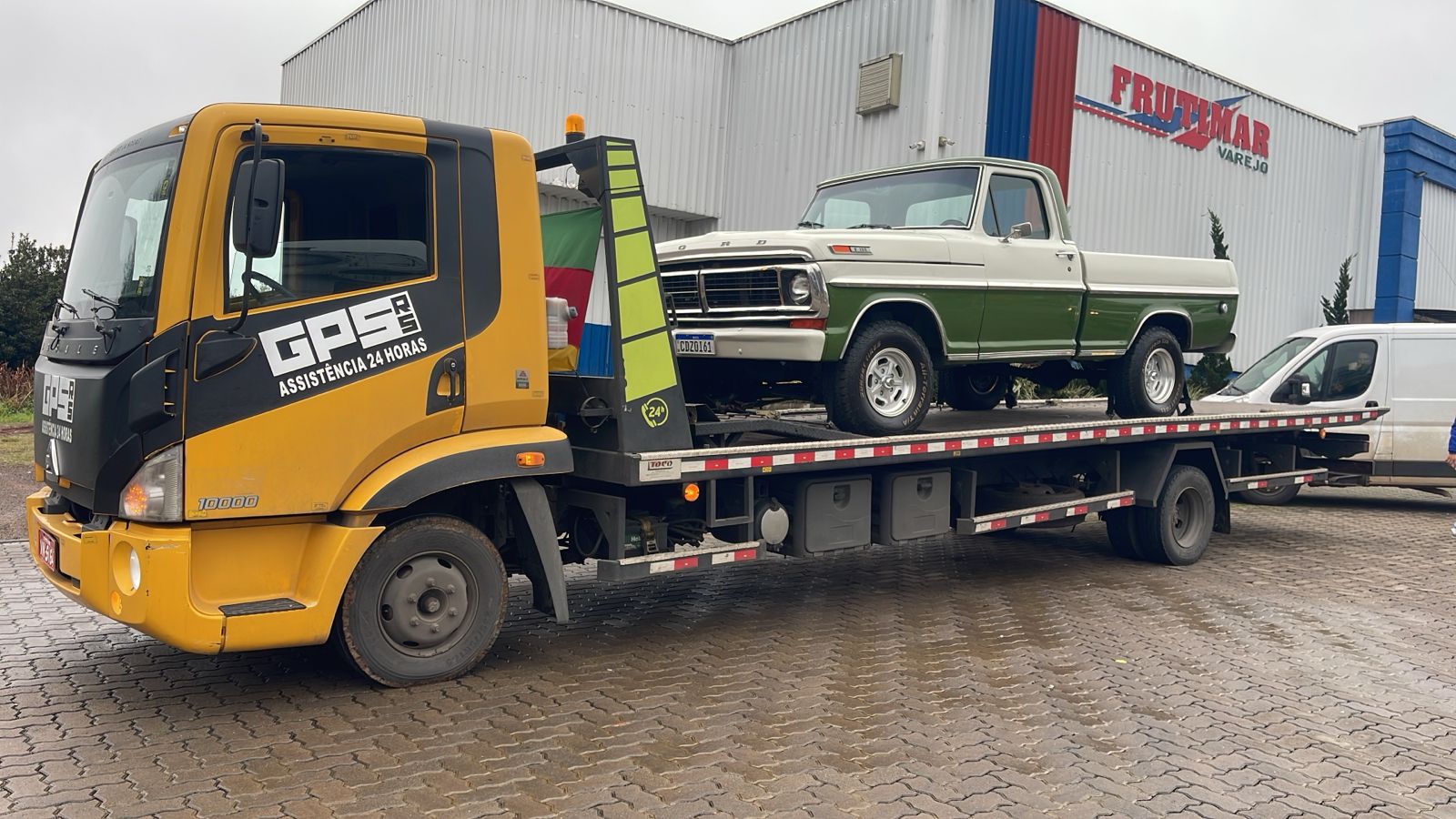 Caminhão Guincho 24h na Freeway com pickup antiga